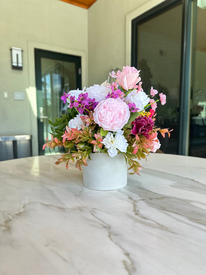Clara – Garden-Inspired Centerpiece in Hand-Poured Cement Vase